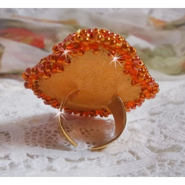 Bague Rumba brodée avec un beau crystal de Swarovski orange, des facettes et des rocailles Miyuki