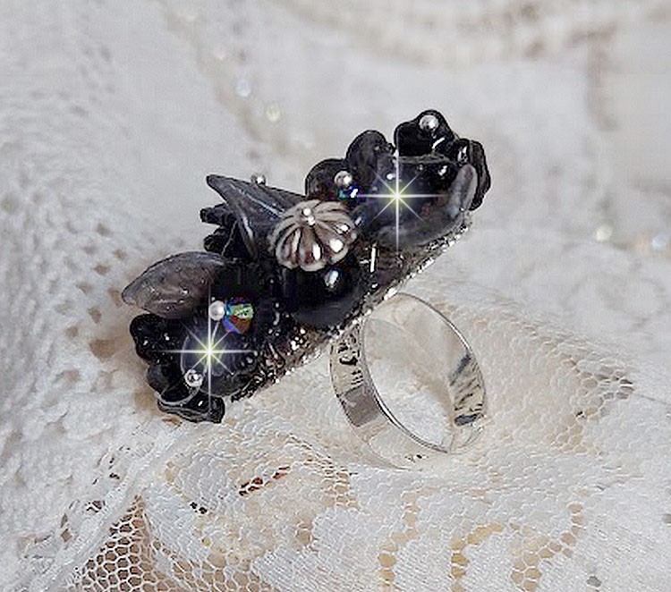 Bague Soir de Lune créée avec des fleurs lucites Noires et Grises peintes à la main, cristaux, perles en résine, perles en verre et coupelle argentée. Le tout est monté sur une bague argentée