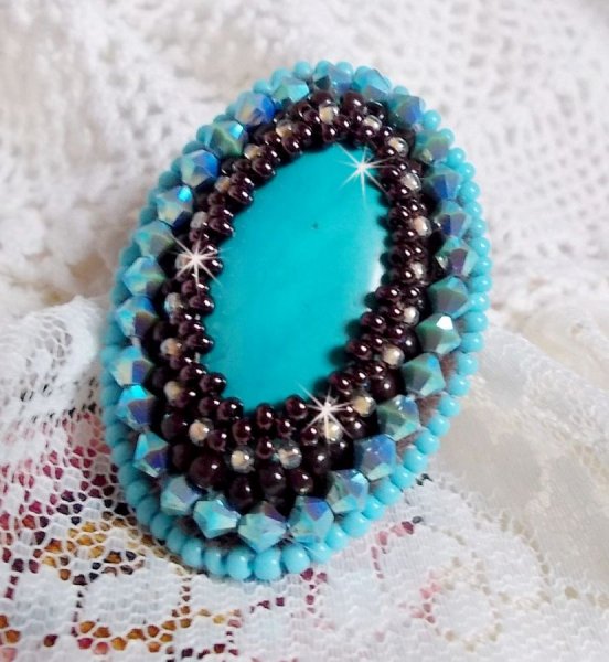 Bague Turquoise au style Am&eacute;rindien avec un cabochon ovale en pierre de gemme : le Turquoise lui-m&ecirc;me orn&eacute; de toupies en Cristal, s&rsquo;ajoute des rocailles en verre Miyuki et tch&egrave;que sur une bague Bronze
