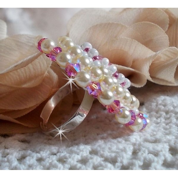 Bague Valmont Victorienne avec un cabochon en r&eacute;sine et des perles nacr&eacute;es