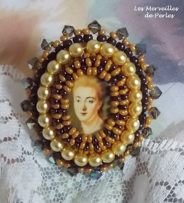 Bague Mme de Pompadour brodée avec des perles nacrées, cristal de Swarovski, une très belle séduction