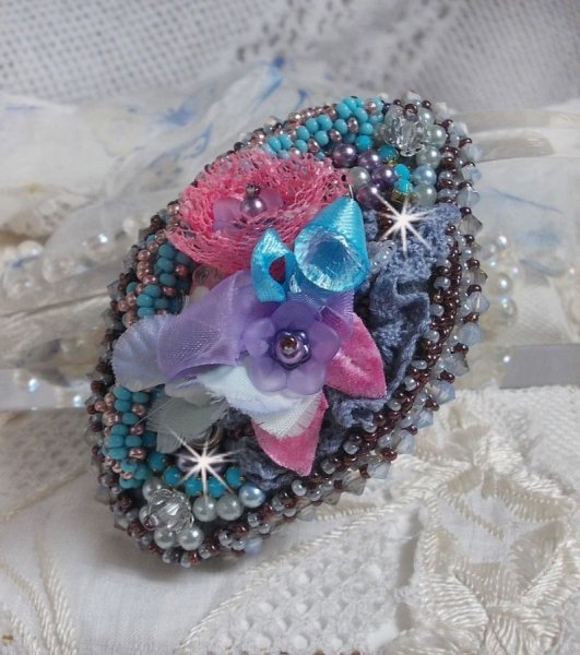 Barrette à cheveux Mademoiselle Bluse Haute-Couture brodée avec de la dentelle Gris Perlé, des perles rondes nacrées, des fleurs Lucite et des rocailles