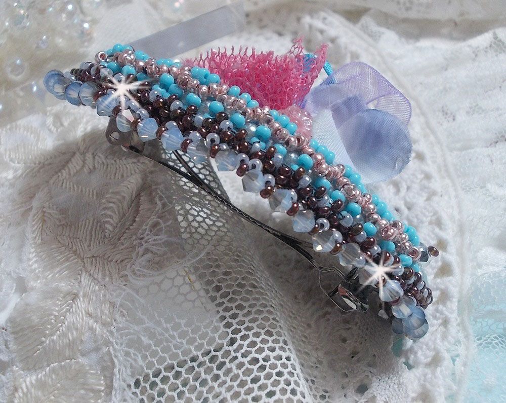 Barrette à cheveux Mademoiselle Bluse Haute-Couture brodée avec de la dentelle Gris Perlé, des perles rondes nacrées, des fleurs Lucite et des rocailles