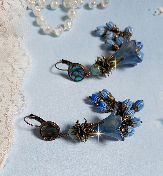 BO Abalone, pierres de Gemme : cabochon  Abalone et perles rondes Amazonite, boutons de roses en verre, calottes, cha&icirc;ne. Le tout est fini sur des dormeuses en M&eacute;tal. Une fa&ccedil;on Nature et Chic