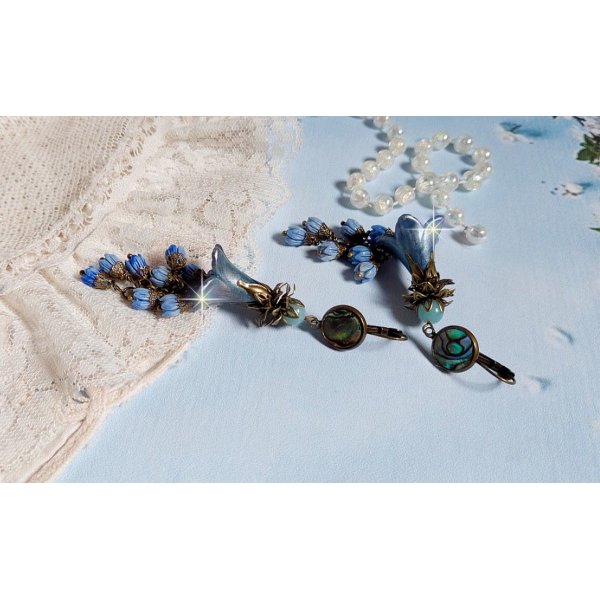 BO Abalone, pierres de Gemme : cabochon  Abalone et perles rondes Amazonite, boutons de roses en verre, calottes, chaîne. Le tout est fini sur des dormeuses en Métal. Une façon Nature et Chic