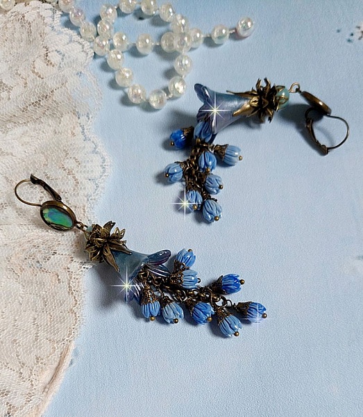 BO Abalone, pierres de Gemme : cabochon  Abalone et perles rondes Amazonite, boutons de roses en verre, calottes, cha&icirc;ne. Le tout est fini sur des dormeuses en M&eacute;tal. Une fa&ccedil;on Nature et Chic