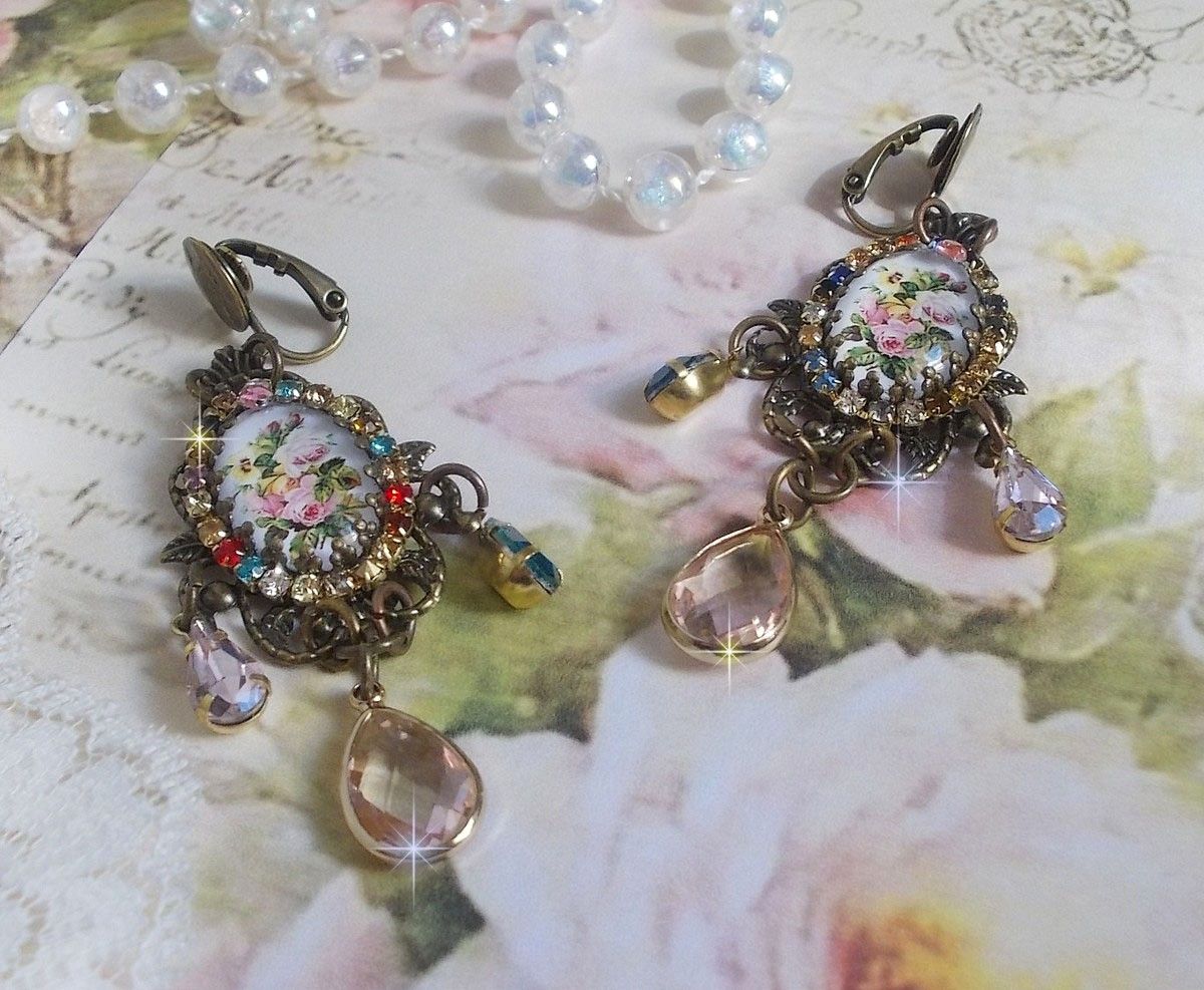 BO Affection de Roses créées avec des cabochons loupes en verre représentant un bouquet, des perles en verre, des strass de différentes couleurs et des accessoires en laiton