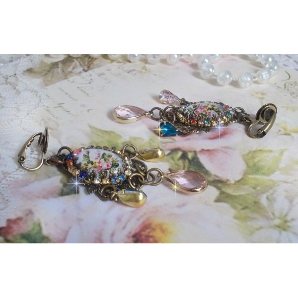 BO Affection de Roses créées avec des cabochons loupes en verre représentant un bouquet, des perles en verre, des strass de différentes couleurs et des accessoires en laiton