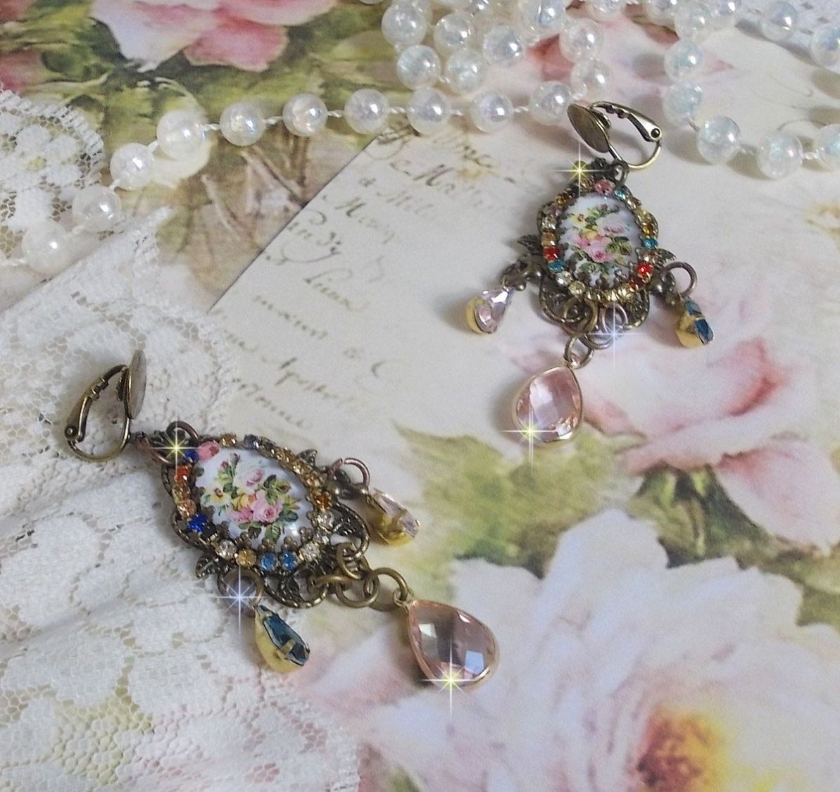 BO Affection de roses avec cabochons représentant un bouquet de fleurs, chaîne strass mixed couleurs montée sur estampes. Les pendants poires Rose et Vert affinent les boucles. Un air très romantique