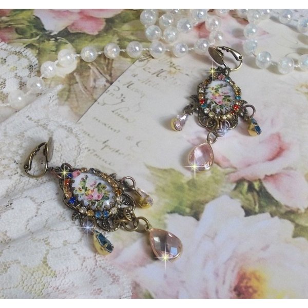 BO Affection de Roses créées avec des cabochons loupes en verre représentant un bouquet, des perles en verre, des strass de différentes couleurs et des accessoires en laiton