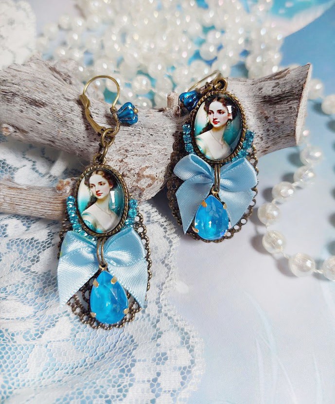 BO Aily créées avec cabochons loupes, nœud satin, strass, perles Cristal Swarovski, dormeuses laiton