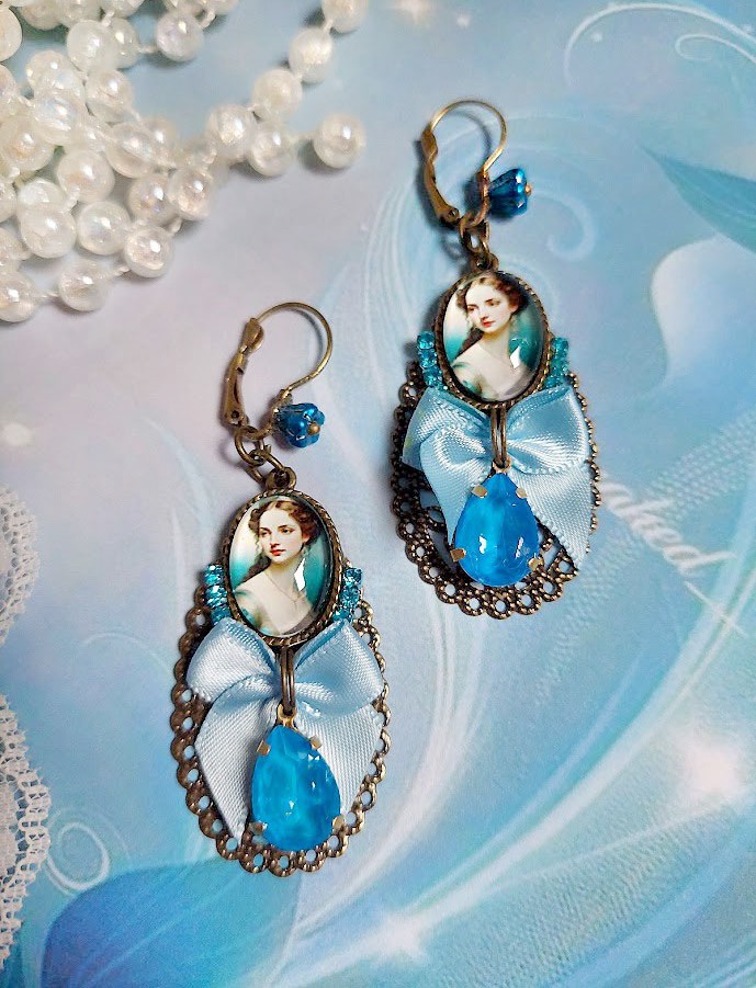 BO Aily créées avec cabochons loupes, nœud satin, strass, perles Cristal Swarovski, dormeuses laiton