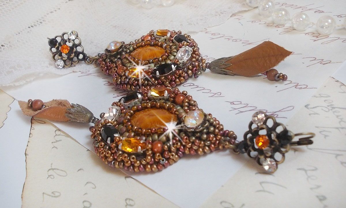 BO Amber Romance crées avec un cuir vachette de couleur caramel, des cristaux de Swarovski
