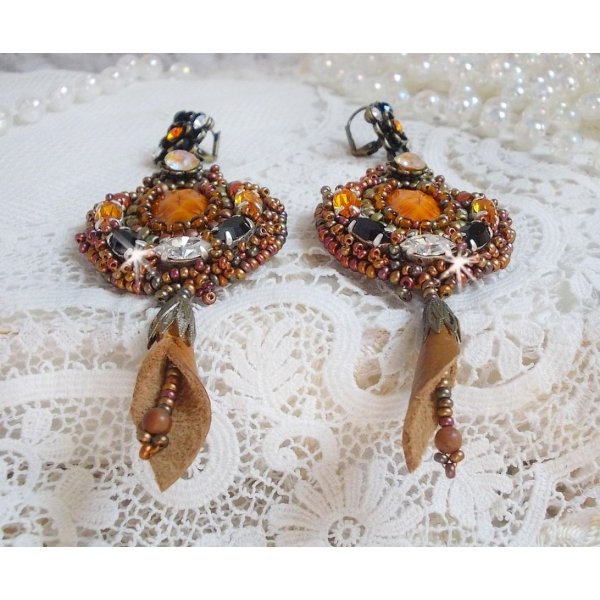 BO Amber Romance crées avec un cuir vachette de couleur caramel, des cristaux de Swarovski
