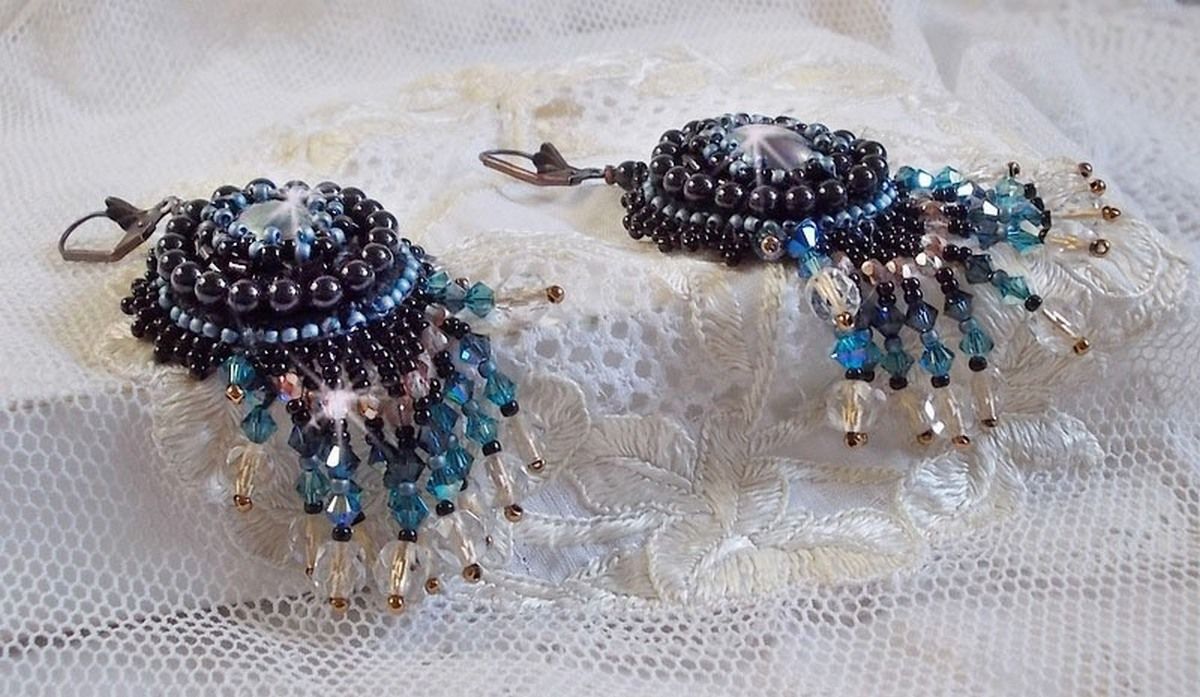 BO Angelot brodées avec des cabochons en résine, perles en cristal de Swarovski et rocailles Toho