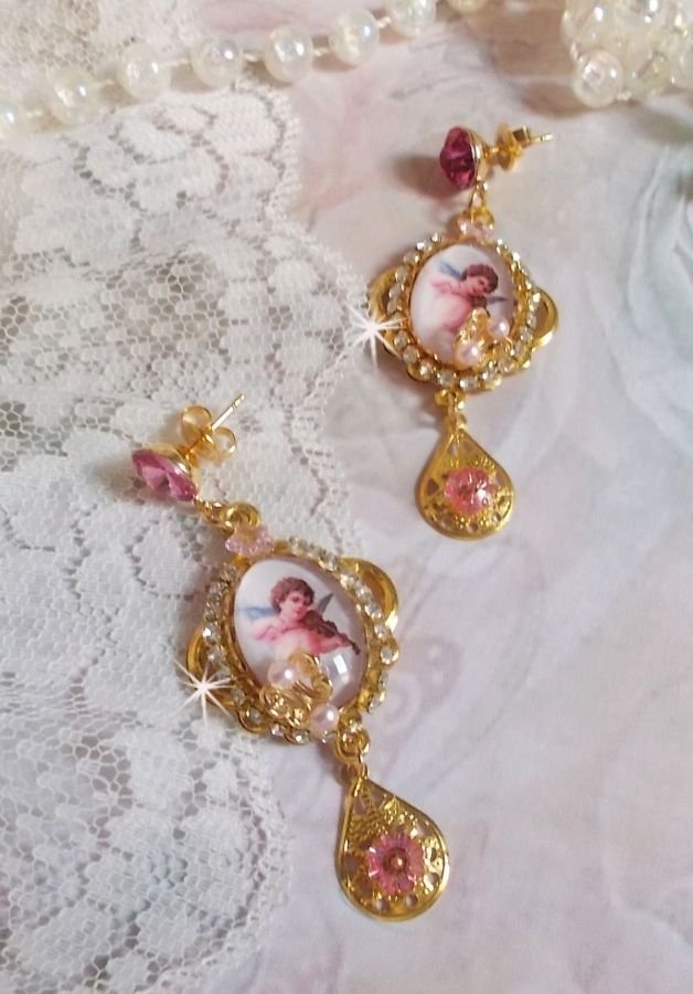 BO Anges Musiciens avec cabochons ovales en verre, ornée d’une chaine strass avec cabochons ronds Rose et Pink en Cristal sur intercalaires et estampes Dorées. Les clous sont en Laiton