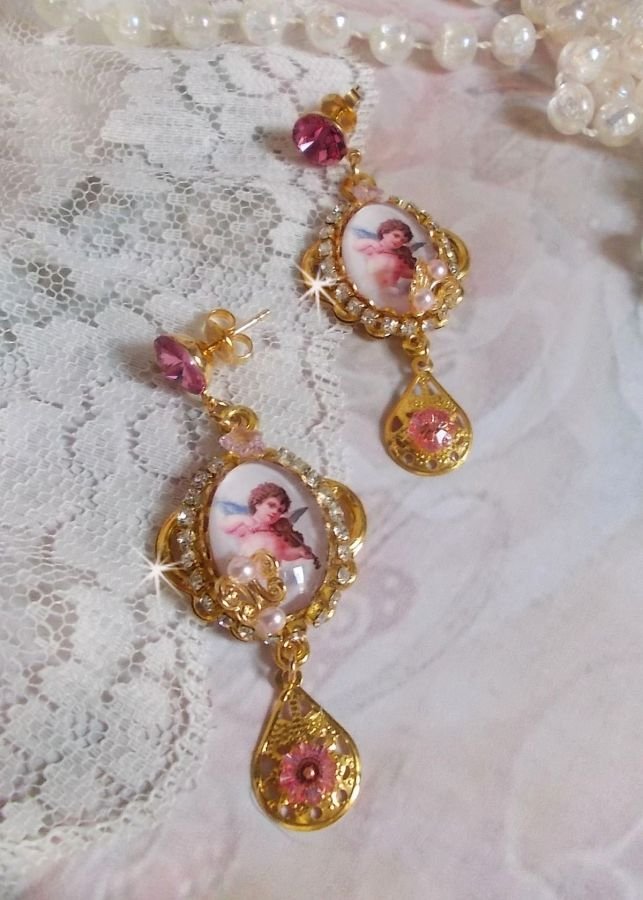 BO Anges Musiciens avec cabochons ovales en verre, ornée d’une chaine strass avec cabochons ronds Rose et Pink en Cristal sur intercalaires et estampes Dorées. Les clous sont en Laiton