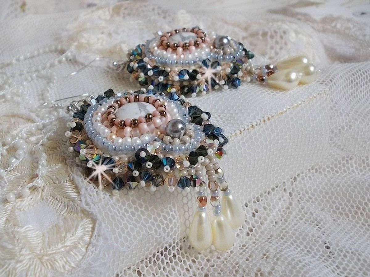 BO Angélique Marquise des Anges Haute-Couture brodées avec des pierres de gemmes (cabochons en Howlite blanc), des Cristaux de Swarovski et des rocailles