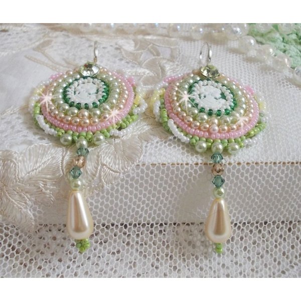BO Anisse brodées avec des cabochons en résine portrait de femme, des rocailles et des cristaux de Swarovski