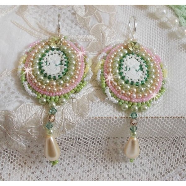 BO Anisse brodées avec des cabochons en résine portrait de femme, des rocailles et des cristaux de Swarovski