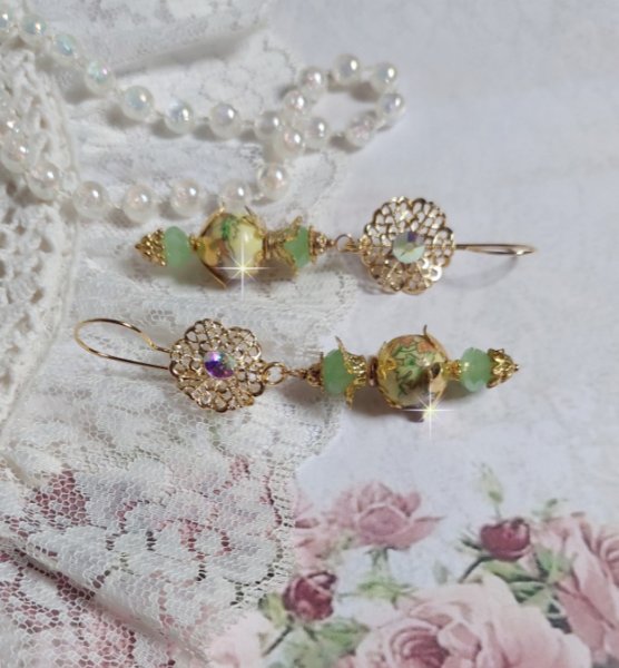 BO An&eacute;mone du Japon mont&eacute;es avec des perles en c&eacute;ramiques fleuries, perles aplaties facett&eacute;es en verre de boh&egrave;me couleur Tilleul, strass en Cristal AB, coupelles, calottes avec des crochets estampes 