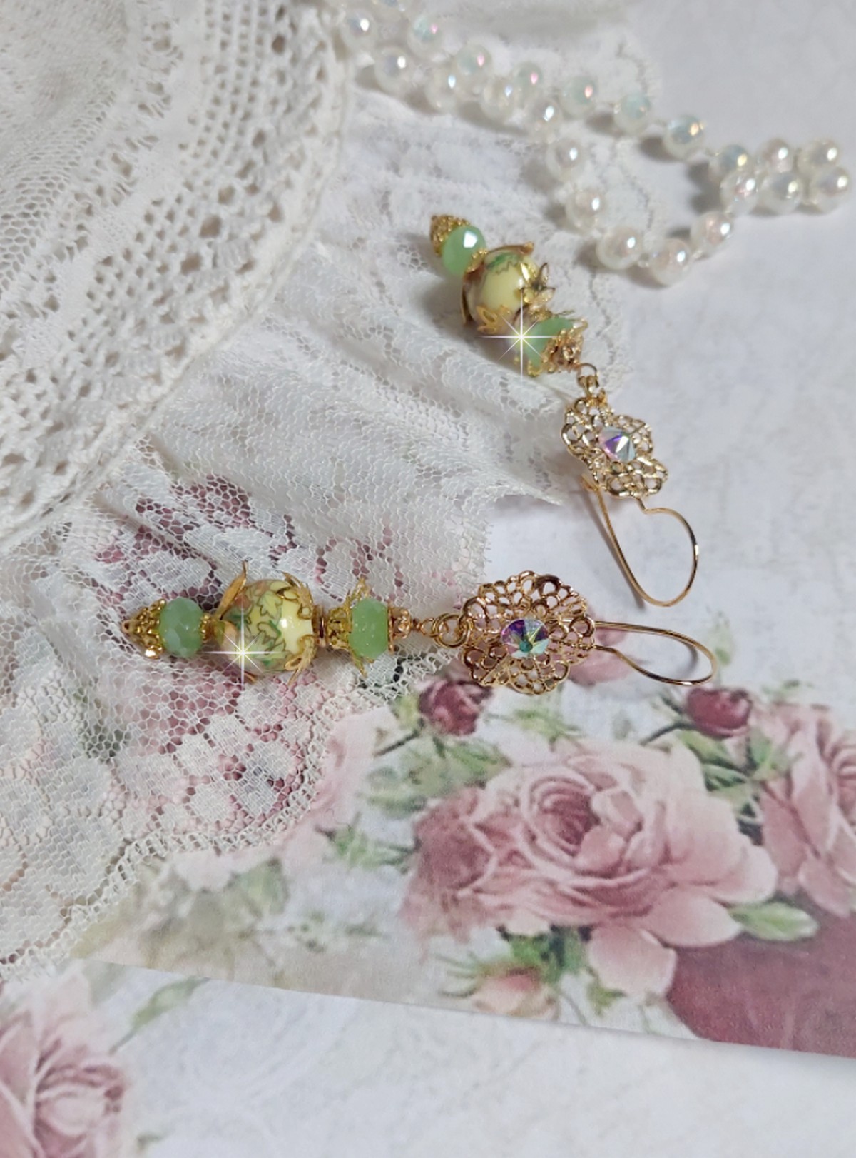 BO Anémone du Japon montées avec des perles en céramiques fleuries, perles aplaties facettées en verre de bohème couleur Tilleul, strass en Cristal AB, coupelles, calottes avec des crochets estampes 