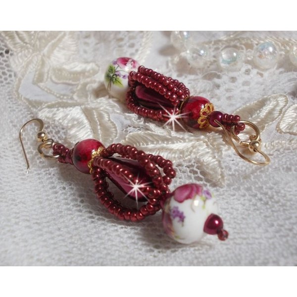 BO Art'D mont&eacute;es avec des perles en porcelaine, des perles nacr&eacute;es, des rocailles Miyuki et des crochets d'oreilles en Gold Filled 14 carats.