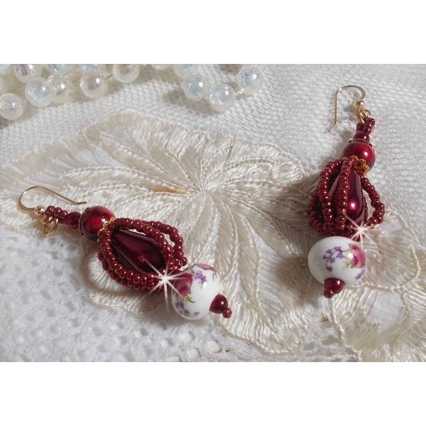 BO Art'D mont&eacute;es avec des perles en porcelaine, des perles nacr&eacute;es, des rocailles Miyuki et des crochets d'oreilles en Gold Filled 14 carats.