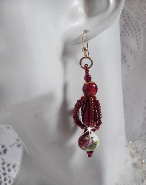 BO Art'D mont&eacute;es avec des perles en porcelaine, des perles nacr&eacute;es, des rocailles Miyuki et des crochets d'oreilles en Gold Filled 14 carats.