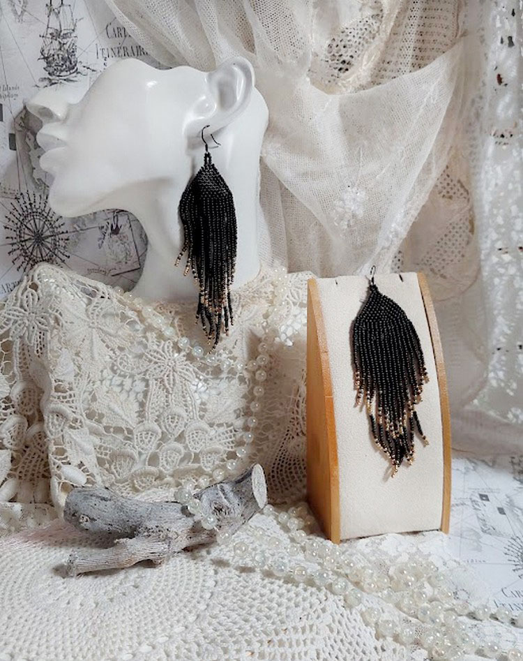 BO Atmosphère montées avec des perles de rocailles japonaises en verre et des crochets noires laiton