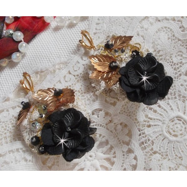 BO Attrape-Rêves Noir et Doré Ondulées brodées avec des cristaux de Swarovski, des fleurs en tissu et des rocailles.