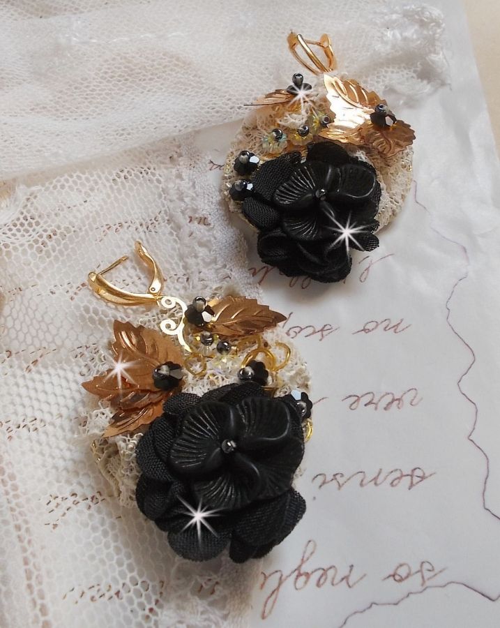 BO Attrape-Rêves Noir et Doré Ondulées brodées avec des cristaux de Swarovski, des fleurs en tissu et des rocailles.