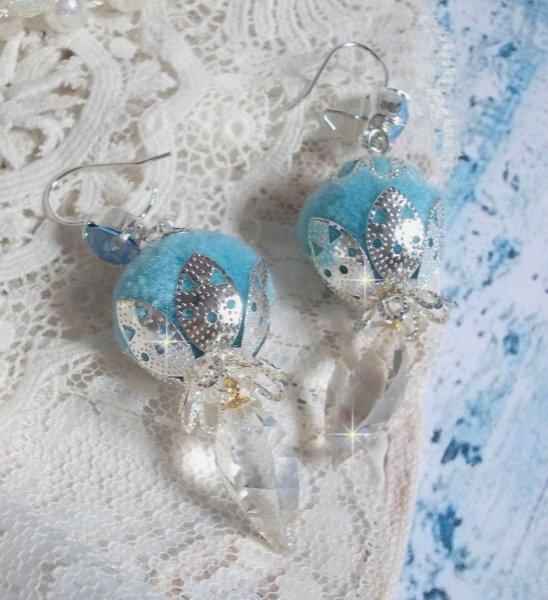 BO Azur&eacute;e Blue avec des pompons Bleu Ciel, cabochons et gouttes torsad&eacute;es en Cristal, coupelles et crochets en Argent 925/1000