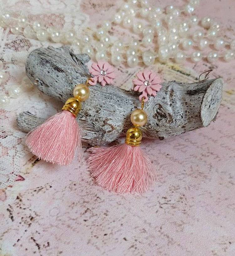 BO Baby Pink montées avec pompons, coquilles, perles rondes nacrées cristal Swarovski et puces marguerites