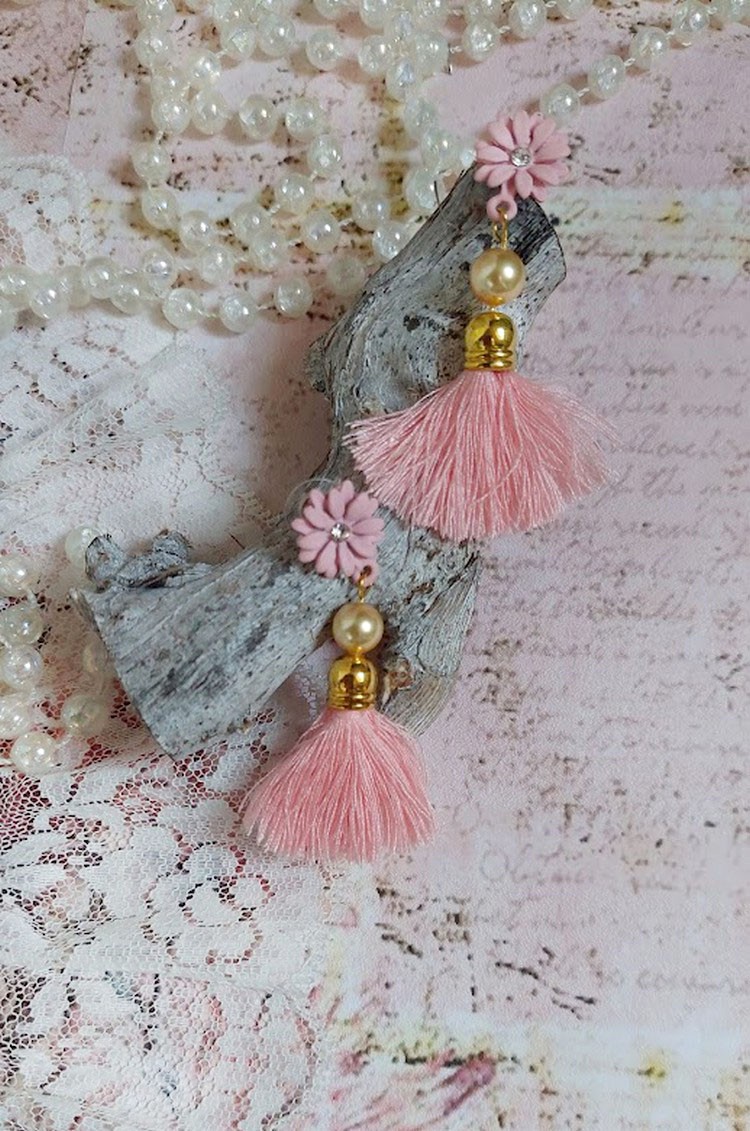 BO Baby Pink montées avec pompons, coquilles, perles rondes nacrées cristal Swarovski et puces marguerites