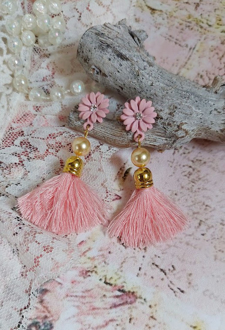 BO Baby Pink montées avec pompons, coquilles, perles rondes nacrées cristal Swarovski et puces marguerites