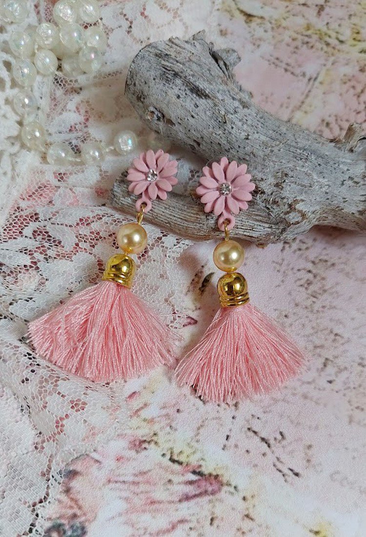 BO Baby Pink montées avec pompons, coquilles, perles rondes nacrées cristal Swarovski et puces marguerites