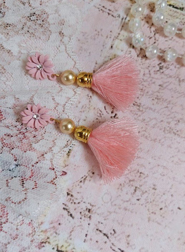 BO Baby Pink montées avec pompons, coquilles, perles rondes nacrées cristal Swarovski et puces marguerites