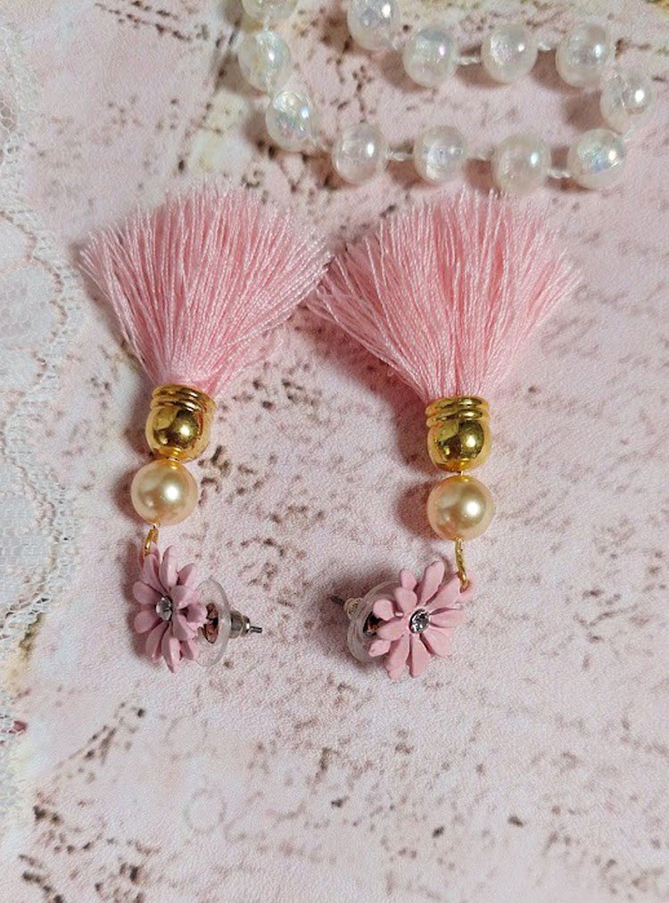 BO Baby Pink montées avec pompons, coquilles, perles rondes nacrées cristal Swarovski et puces marguerites