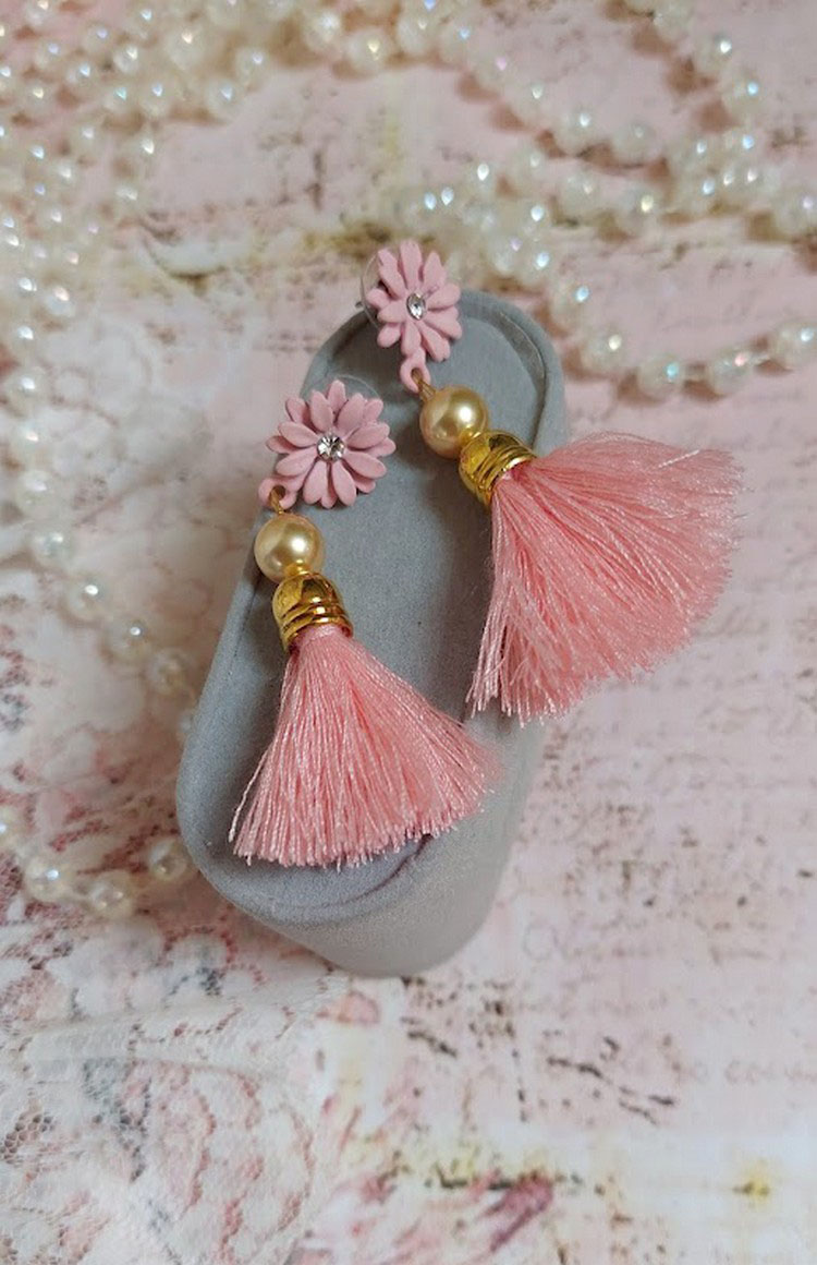 BO Baby Pink montées avec pompons, coquilles, perles rondes nacrées cristal Swarovski et puces marguerites