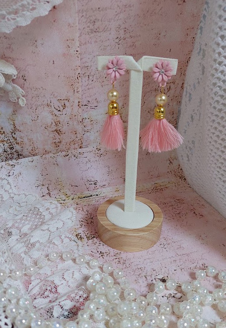 BO Baby Pink montées avec pompons, coquilles, perles rondes nacrées cristal Swarovski et puces marguerites