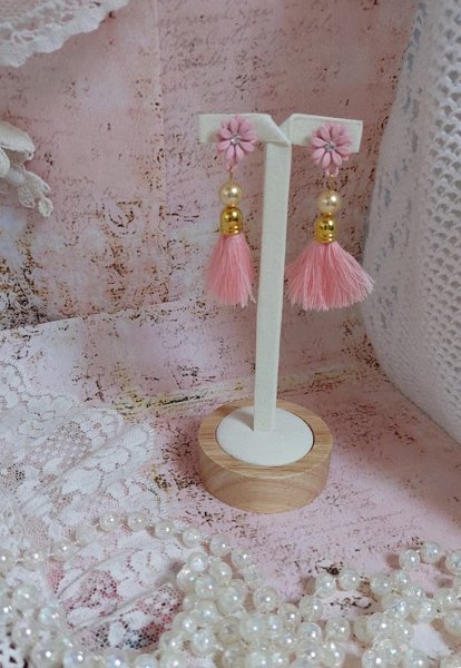 BO Baby Pink mont&eacute;es avec pompons, coquilles, perles rondes nacr&eacute;es cristal Swarovski et puces marguerites