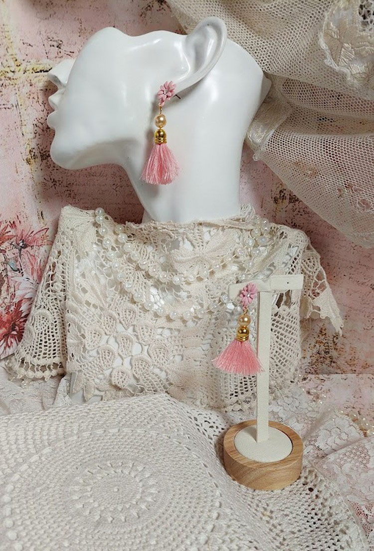 BO Baby Pink montées avec pompons, coquilles, perles rondes nacrées cristal Swarovski et puces marguerites