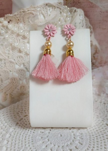 BO Baby Pink mont&eacute;es avec pompons, coquilles, perles rondes nacr&eacute;es cristal Swarovski et puces marguerites