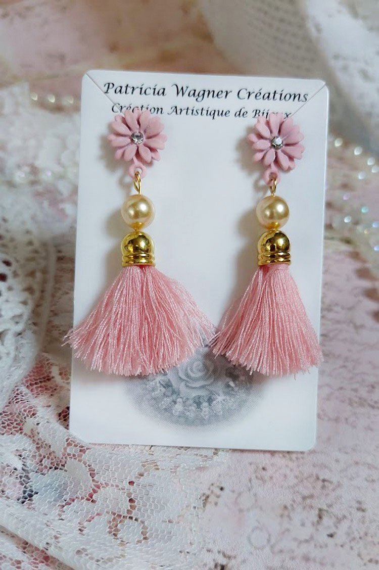 BO Baby Pink montées avec pompons, coquilles, perles rondes nacrées cristal Swarovski et puces marguerites