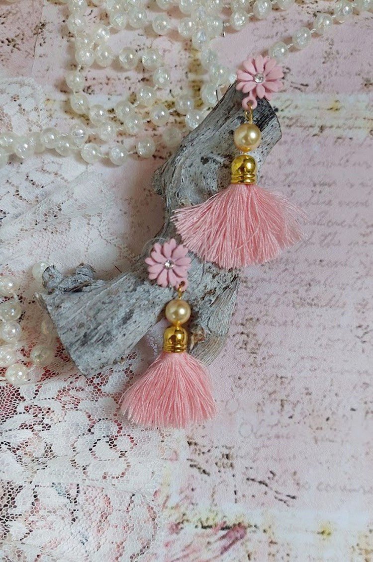 BO Baby Pink montées avec pompons, coquilles, perles rondes nacrées cristal Swarovski et puces marguerites