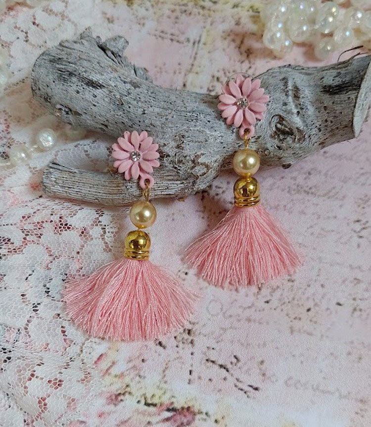 BO Baby Pink montées avec pompons, coquilles, perles rondes nacrées cristal Swarovski et puces marguerites