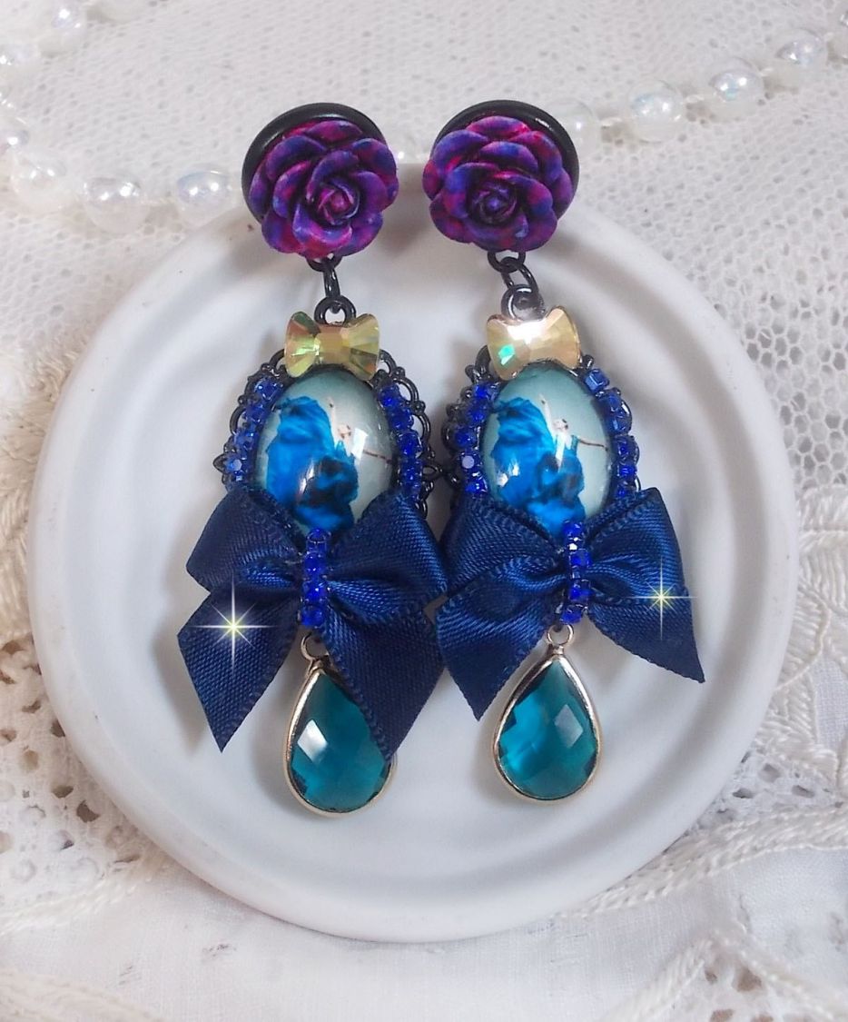 BO Ballerine In Blue créées avec des cabochons représentant une ballerine avec des cristaux, des perles en verre et en résine, des nœuds en satin et des accessoires de qualité 