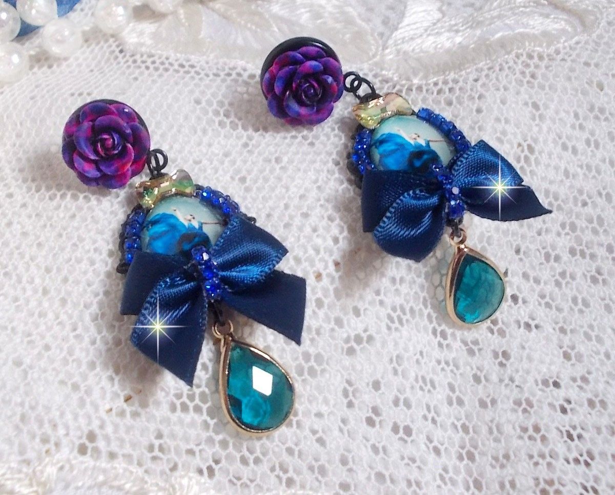 BO Ballerine In Blue créées avec des cabochons représentant une ballerine avec des cristaux, des perles en verre et en résine, des nœuds en satin et des accessoires de qualité 