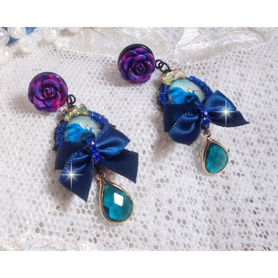 BO Ballerine In Blue en robe floue d’une belle élégance avec des nœuds en Satin et en Cristal, strassés autour des cabochons à laquelle s’ajoute des roses en résine. Une belle élégance !